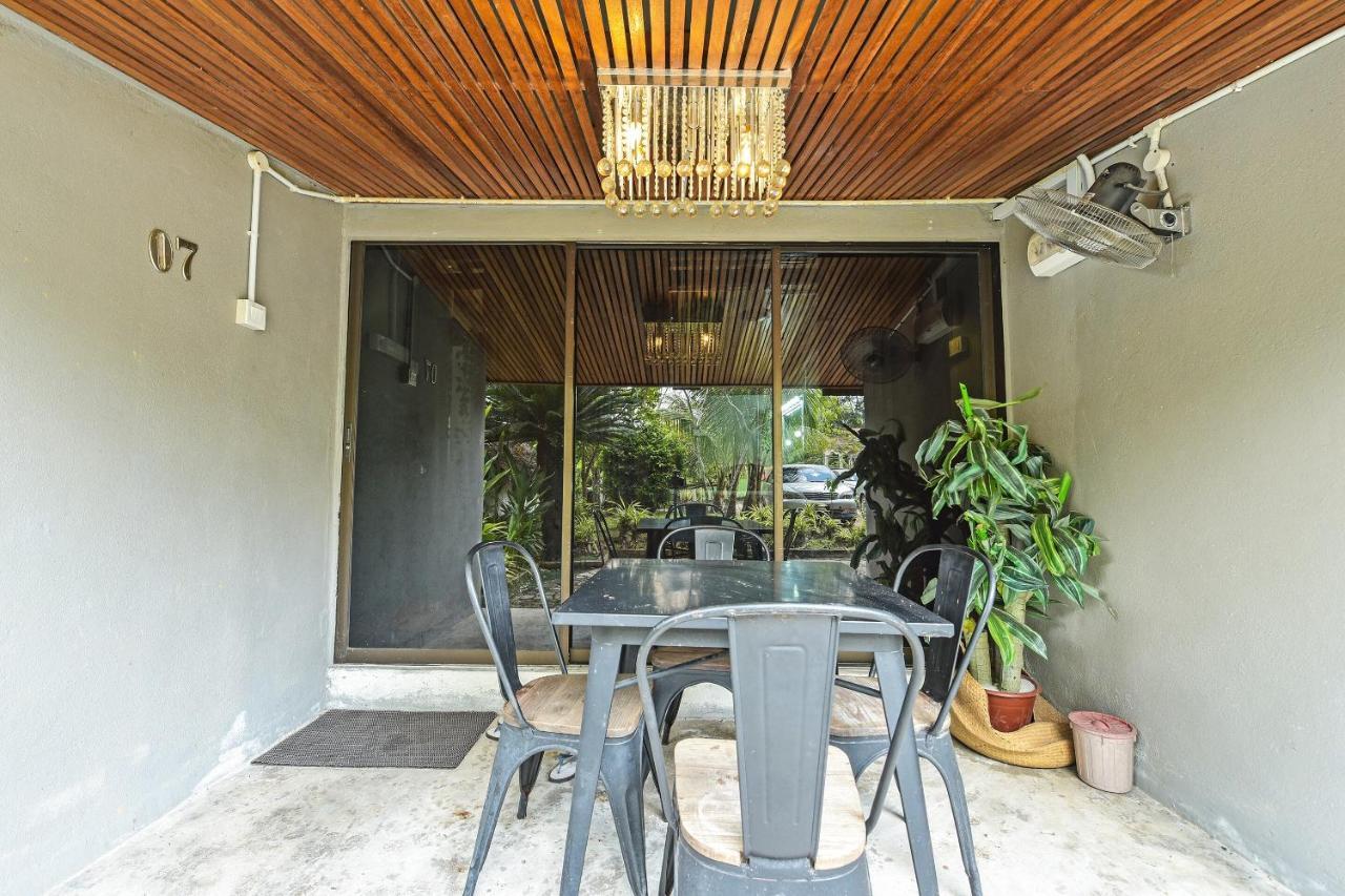 Oyo 90636 Teratak Zakiah Chalet Jerantut Esterno foto