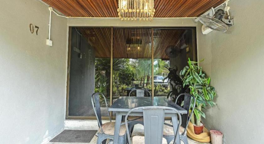 Oyo 90636 Teratak Zakiah Chalet Jerantut Esterno foto